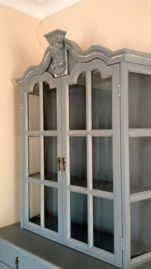 Тумба прикроватная и комод белого цвета