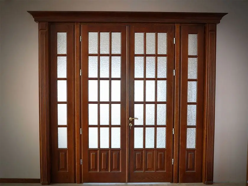 Двустворчатая міжкімнатна дверь с двумя глухими бічними створками из масиву сосни