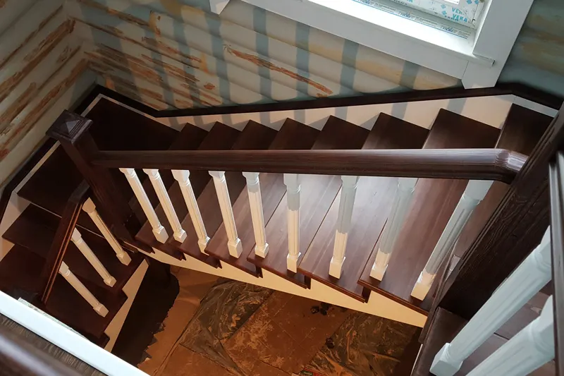 Деревянная сходи на косоурах с поворотом на 180 градусов