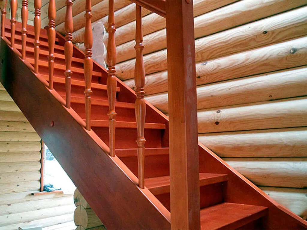 Деревянная сходи на тетивах в доме из сруба