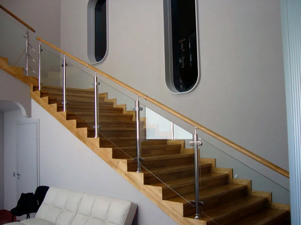 Лестницы из дерева и стекла
